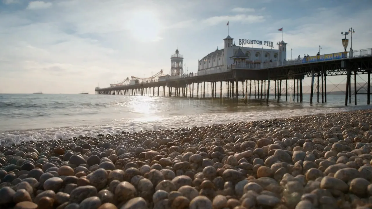 Brighton 码头与卵石海滩的影片海报